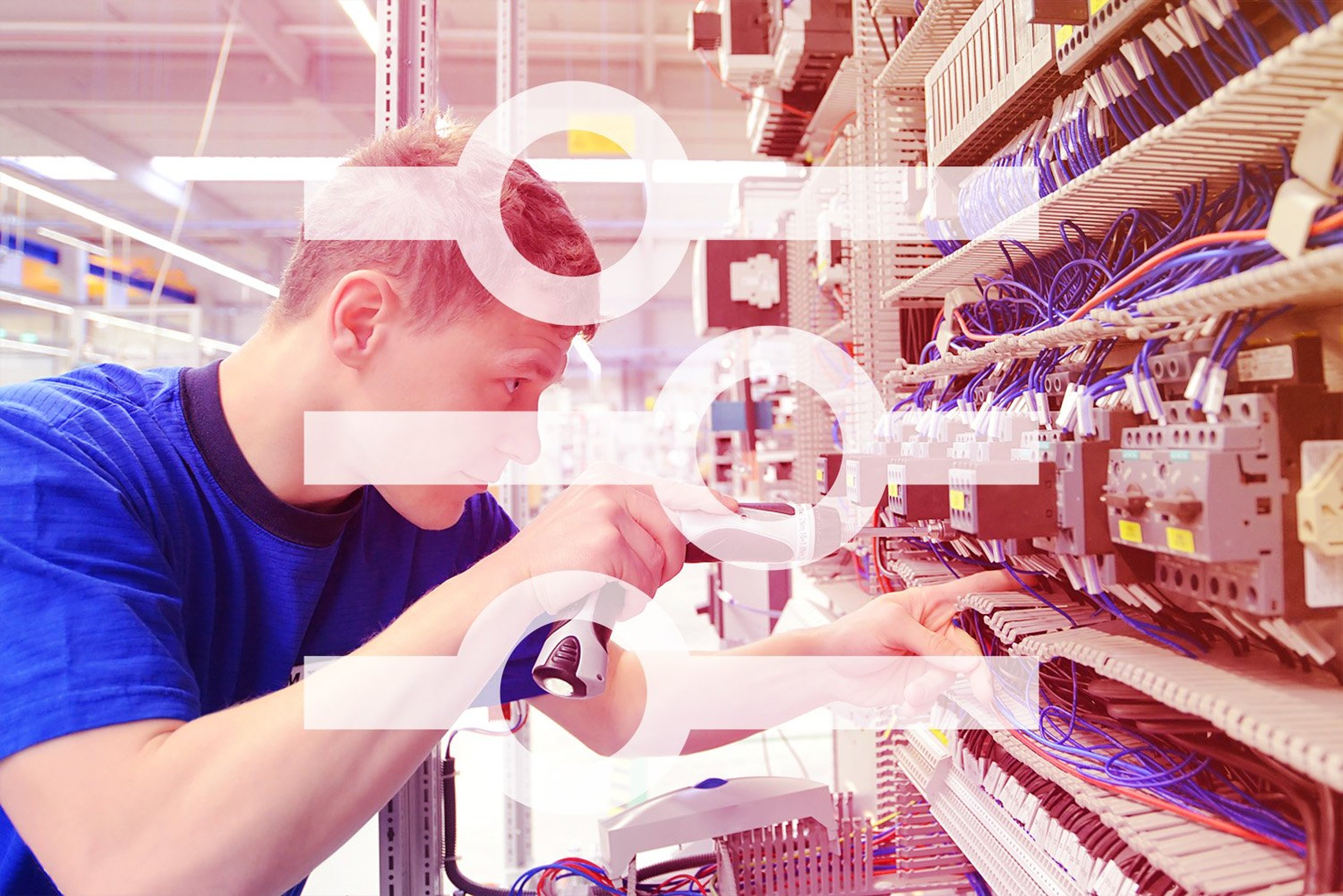 Techniker beim Schaltschrankbau und Verdrahten von Steuerungstechnik