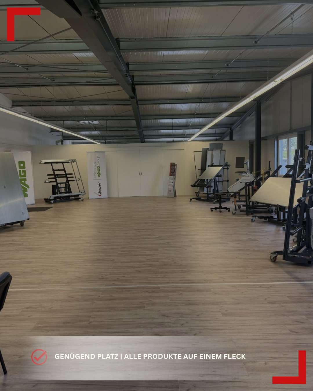 Showroom Bretten, Innenansicht der Ausstellungshalle mit Produkten