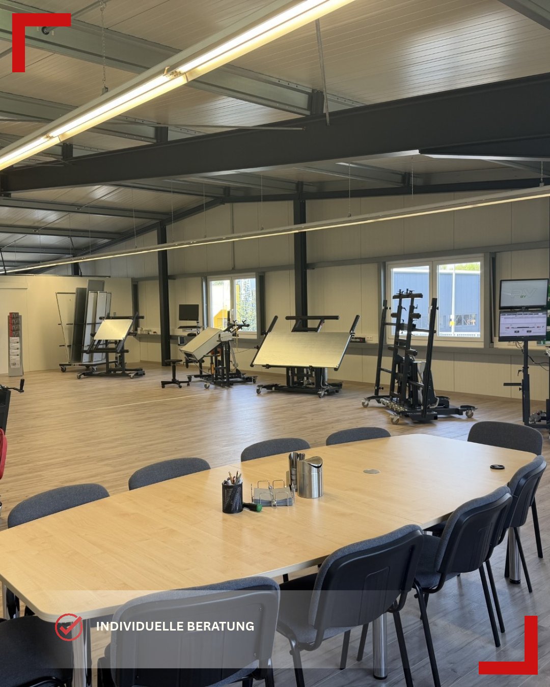 Showroom Bretten, Konferenztisch mit Stühlen im Ausstellungsraum